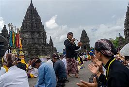 Orang Hindu Beribadah Di Candi